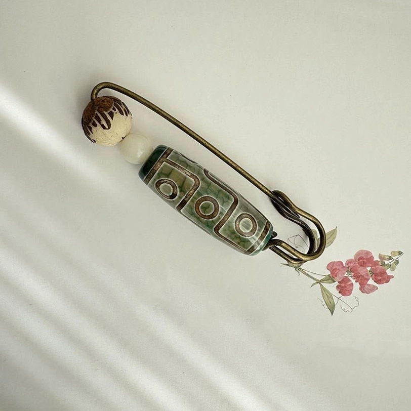 Nine-eye dzi bead bodhi seed lotus protection brooch handmade craftsmanship showcase tibetan amulet