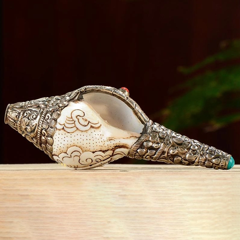 Open-mouthed Tibetan conch ornament with cloud patterns and silver carved tip, featuring gemstone inlay detail