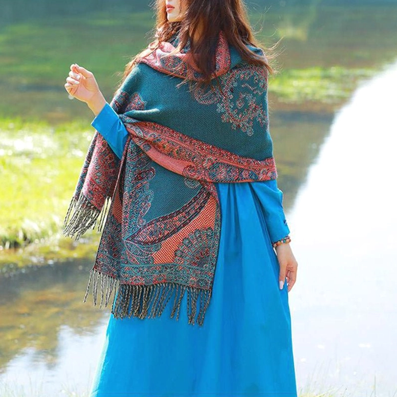 Tibetan vine leaf paisley shawl in dark green variant detailed view