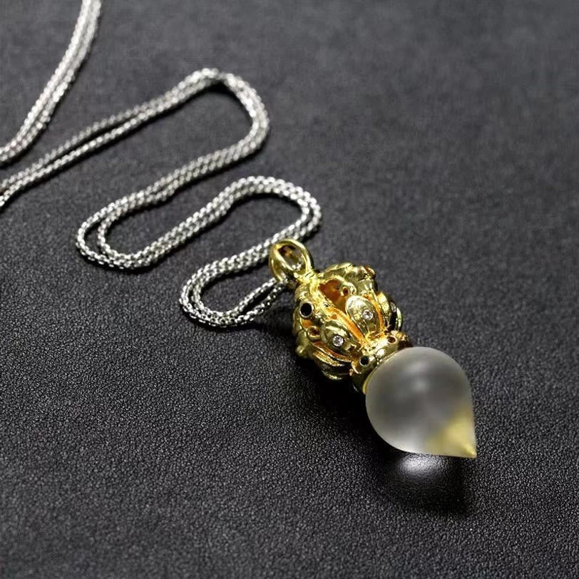 Tibetan Vajra Liuli crystal pendant necklace elegant display image